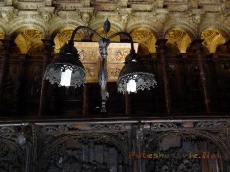 Старинный кованный фонарь с энергосберегающей лампой Старинный кованный фонарь с энергосберегающей лампой