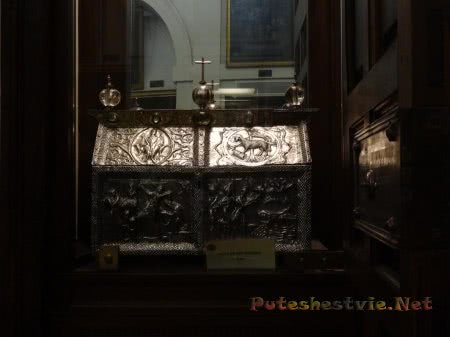 Саркофаг служителя церкви в соборе Толедо Саркофаг служителя церкви в соборе Толедо