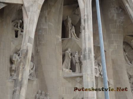 Резкие формы другой башни храма Саграда Фамилия Резкие формы другой башни храма Саграда Фамилия