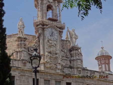 Красивые старинные часы в Валенсии Красивые старинные часы в Валенсии
