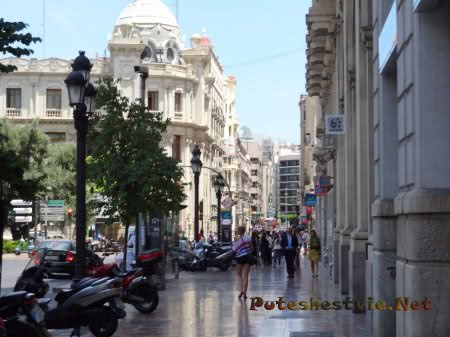 Мраморный тротуар на Площади Рутуши в Валенсии Мраморный тротуар на Площади Рутуши в Валенсии