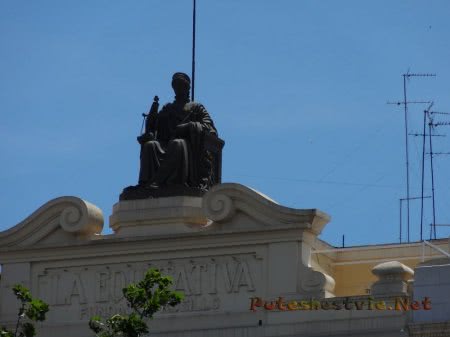 Женская фигура на здании главной площади Валенсии Женская фигура на здании главной площади Валенсии