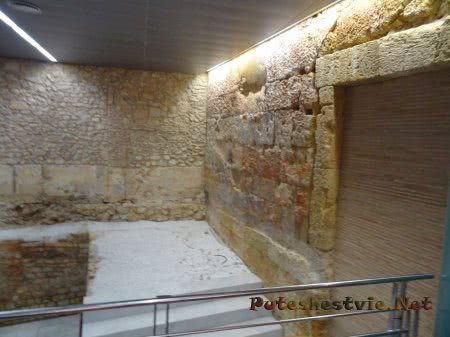 Старинные римские стены внутри музея Таррагоны Старинные римские стены внутри музея Таррагоны