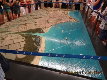 Туристы рассматривают макет древней Таррагоны Туристы рассматривают макет древней Таррагоны