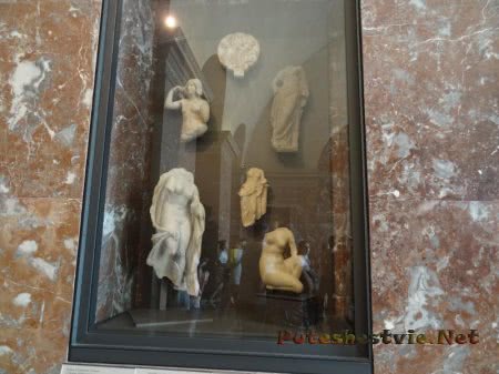 Части античных статуй в Лувре Части античных статуй в Лувре