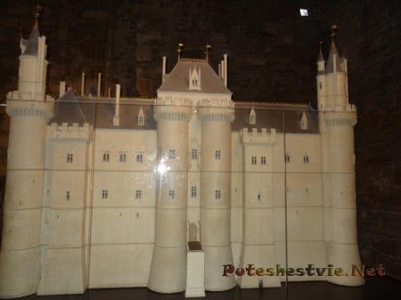 Макет старинного Лувра Макет старинного Лувра