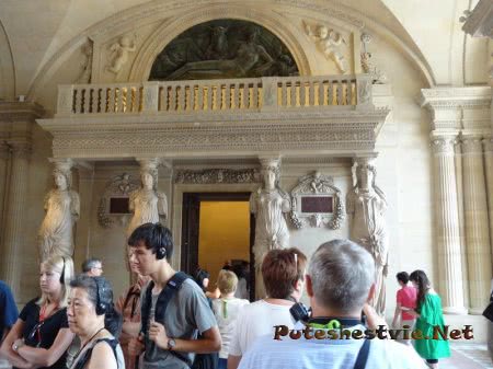 Античный балкон в зале Лувра Античный балкон в зале Лувра