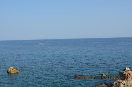 Катер на морской глади в Ллорет-де-Мар Катер на морской глади в Ллорет-де-Мар
