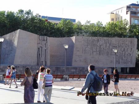 Памятник в Мадриде Памятник в Мадриде