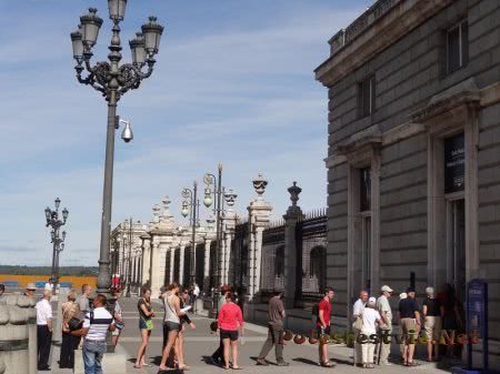 Очередь на посещение Королевского дворца в Мадриде Очередь на посещение Королевского дворца в Мадриде