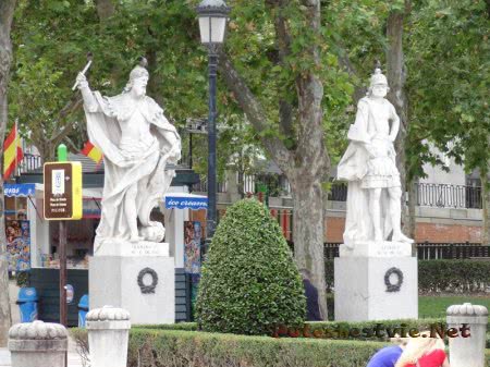 Статуи испанских королей в Мадриде Статуи испанских королей в Мадриде