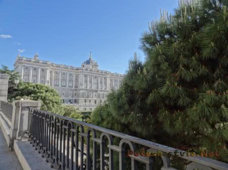 Вид на Королевский дворец Мадрида Вид на Королевский дворец Мадрида