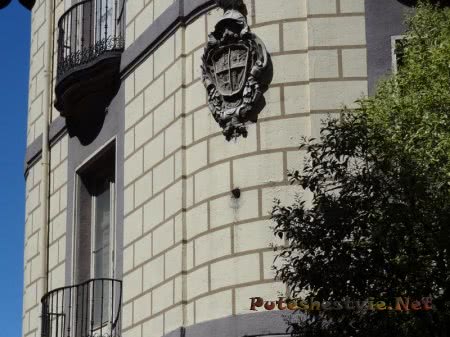 Угол дома оформленный старинным гербом Угол дома оформленный старинным гербом