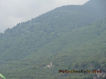 Здание монастыря высоко в горах Здание монастыря высоко в горах