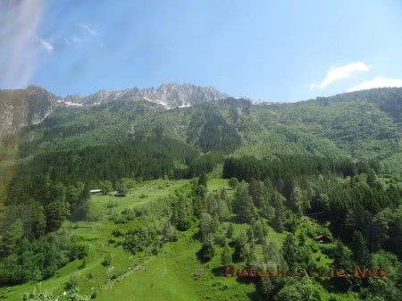 Маленькие горные шале в Швейцарии Маленькие горные шале в Швейцарии