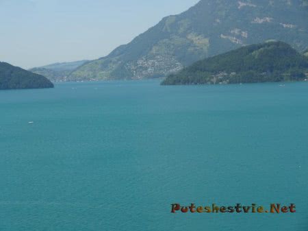 Голубые воды горного озера в Швейцарии Голубые воды горного озера в Швейцарии