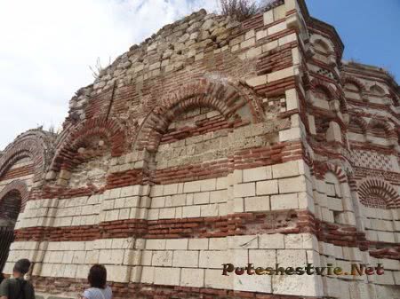 Руины церкви Несебра разрушенной землетрясением Руины церкви Несебра разрушенной землетрясением