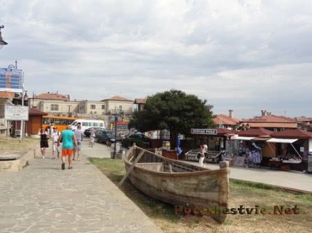 Рыбацкая лодка на улице Несебра Рыбацкая лодка на улице Несебра