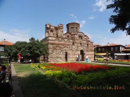Одна из древних церквей Несебра Одна из древних церквей Несебра