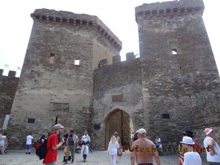 Входные ворота на территорию Генуэской крепости Судака Входные ворота на территорию Генуэской крепости Судака