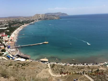 Отличный обзор с высоты Генуэзской крепости на город Судак Отличный обзор с высоты Генуэзской крепости на город Судак