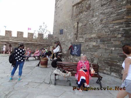 Туристы делают фото с участниками фестиваля Генуэзский шлем в Судаке Туристы делают фото с участниками фестиваля Генуэзский шлем в Судаке
