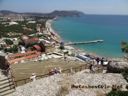 Смотровая площадка со стен Генуэской крепости в Судаке Смотровая площадка со стен Генуэской крепости в Судаке