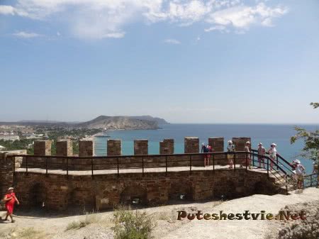 С крепостных стен Судака туристы любуются на море С крепостных стен Судака туристы любуются на море