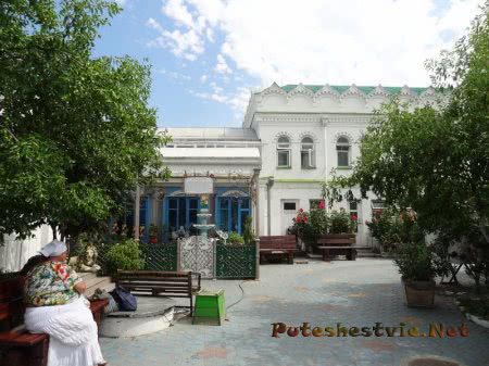 Верующая во дворе Церкви Святой Екатерины Верующая во дворе Церкви Святой Екатерины