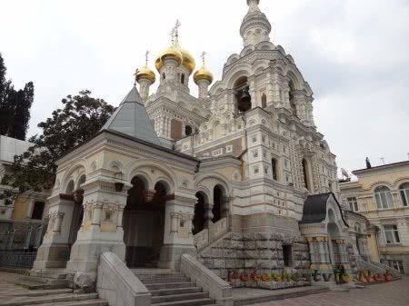 Главный вход в ялтинский Собор Александра Невского Главный вход в ялтинский Собор Александра Невского
