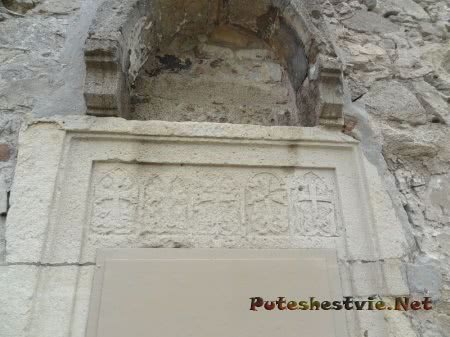 Украшение дверной арки старинной церкви Украшение дверной арки старинной церкви