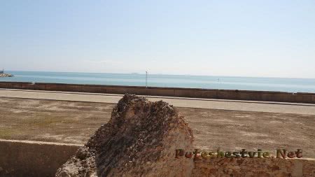 Камень руин римских терм и вид на море Камень руин римских терм и вид на море