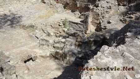 Раскопки на старинном кладбище в Археологическом парке Туниса Раскопки на старинном кладбище в Археологическом парке Туниса