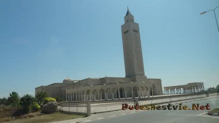 Красивая территория мечети в столице Тунисе Красивая территория мечети в столице Тунисе