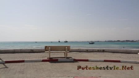 Скамья на берегу моря в Хаммамете Скамья на берегу моря в Хаммамете