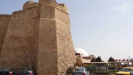 Мощная крепостная стена крепости испанцев в Хаммамете Мощная крепостная стена крепости испанцев в Хаммамете