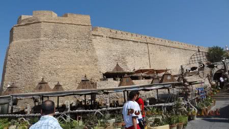 Под стенами старинной крепости Хаммамета Под стенами старинной крепости Хаммамета