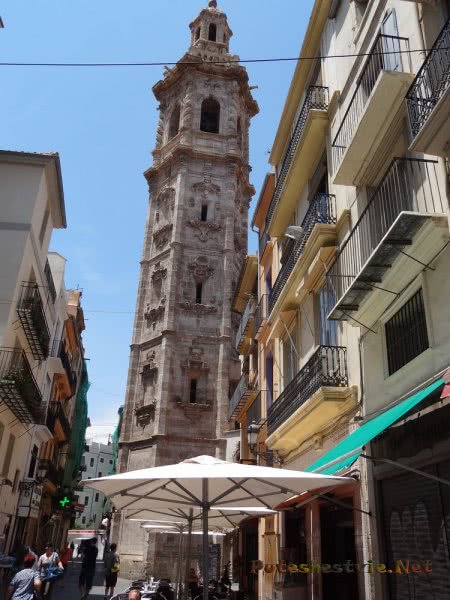 Старинная колокольня на улочке Валенсии