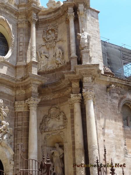 Скульптуры на фасаде собора Святой Марии в Валенсии