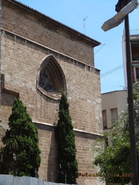 Красивое окно Кафедрального собора