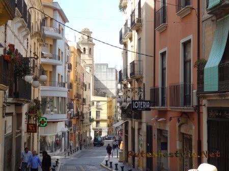 Узкие улочки испанского города Таррагона Узкие улочки испанского города Таррагона