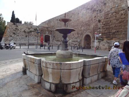 Древне римский фонтан в Таррагоне Древне римский фонтан в Таррагоне