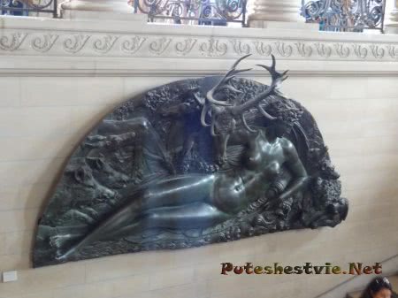 Интересное панно на стене в Лувре