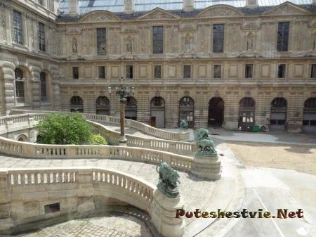 Лестницы из здания Лувр