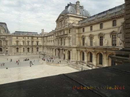 Двор Лувра из окна