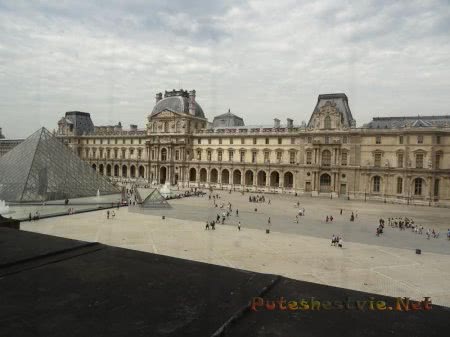 Вид на двор и стеклянные пирамиды из Лувра