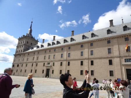 Туристы фотографирующие Эскориал Туристы фотографирующие Эскориал