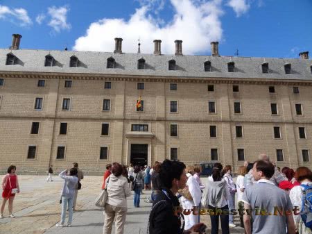 Группа туристов у Эскориала Группа туристов у Эскориала