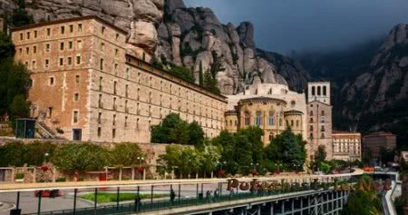 Монастырь Монсеррат в Барселоне Монастырь Монсеррат в Барселоне