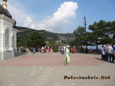 прихожане и туристы возле Форосской церкови в Крыму прихожане и туристы возле Форосской церкови в Крыму